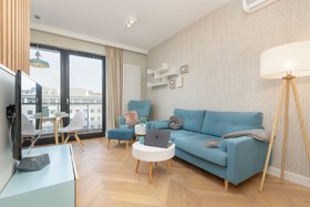 Image de Bright Blue Apartment by Renters