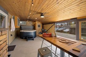 Image de Cozy Mountain Retreat in Downtown With Hot Tub and Bikes