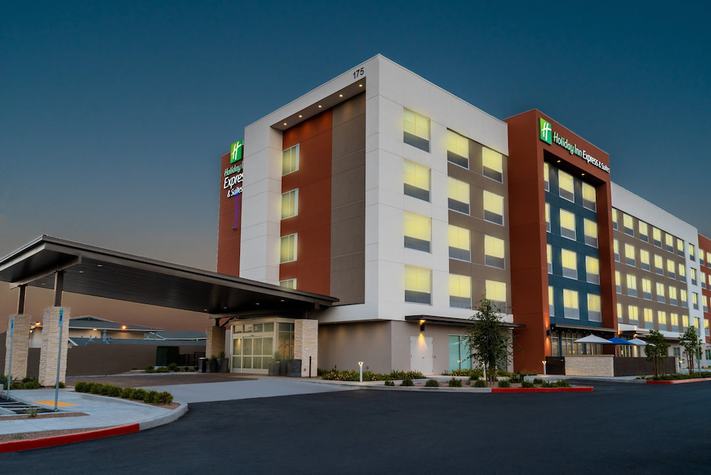 voir les prix pour Holiday Inn Express & Suites Las Vegas - E Tropicana, an IHG Hotel