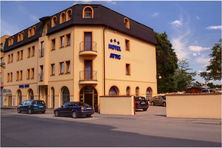 voir les prix pour Hotel Attic