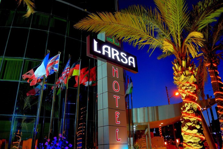 voir les prix pour Larsa Hotel