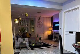 Image de Luxury 9ine Lush Jacuzzi Apartment With Balcony