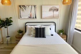Image de Modern Surf Chic Studio Condo by Redawning