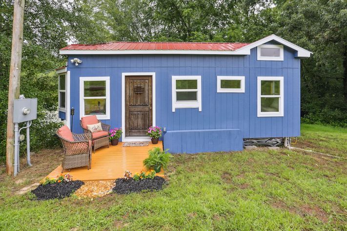 voir les prix pour Pendergrass Tiny Home Cabin on Pond w/ Fire Pit!