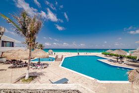 Image de Private pool in beach front Villa