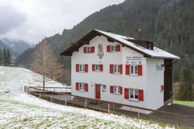Image de Urbane Apartment in Sankt Gallenkirch With Balcony