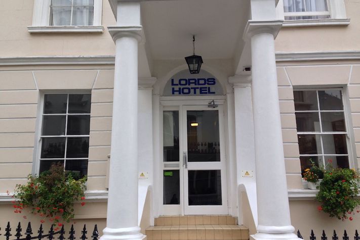 voir les prix pour Lords Hotel