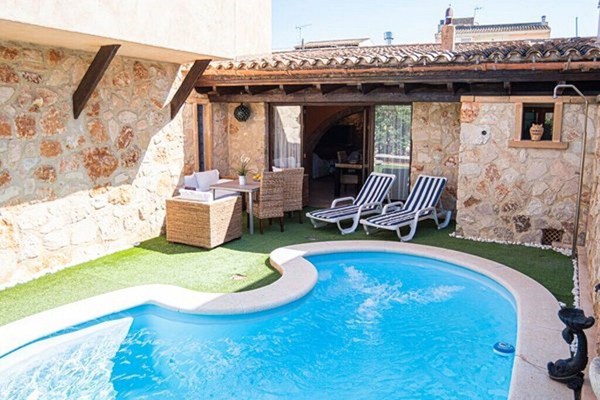 Authentic and quiet village house with pool and BBQ in Porreres for 6 people
