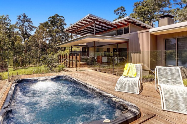 Résidence contemporaine sur terrain avec piscine spa chauffée et jardins paysagers