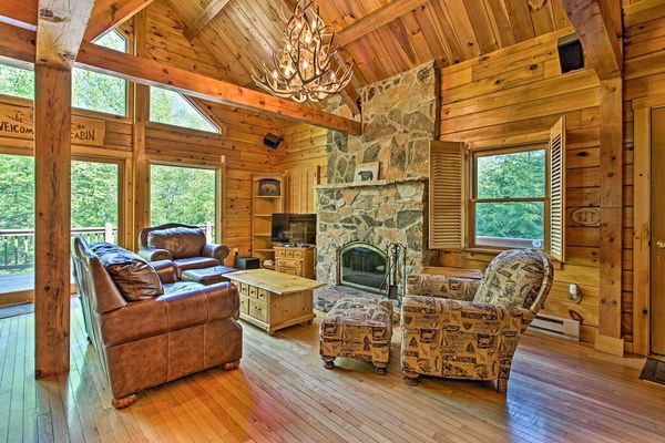 NEW! Deluxe Family Cabin w/ Game Room & Fire Pit!