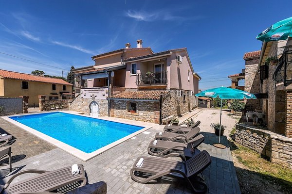 Complexe d'appartements Valtrazza avec piscine commune / Appartement Noemi I à Villa Valtrazza avec piscine partagée