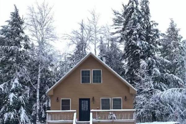 Cozy Chalet Getaway. Enjoy comfort & privacy of entire home, minutes from town. 