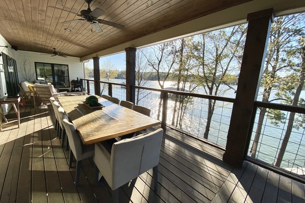 SMITH LAKE, LUXURIOUS, 5 BED, 4 BATH LAKEFRONT HOME - 3 master bedrooms!