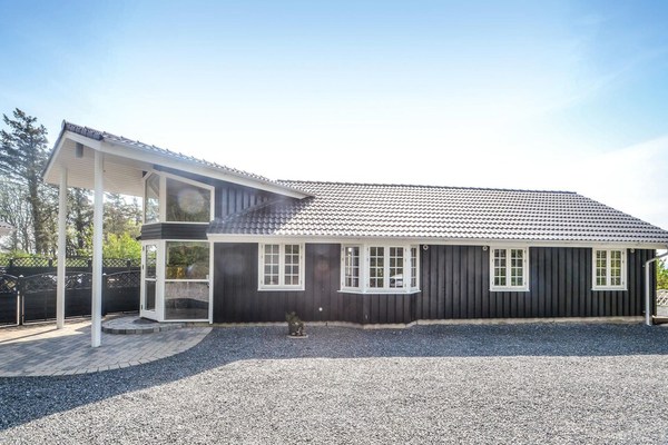 4 bedroom accommodation in Spøttrup