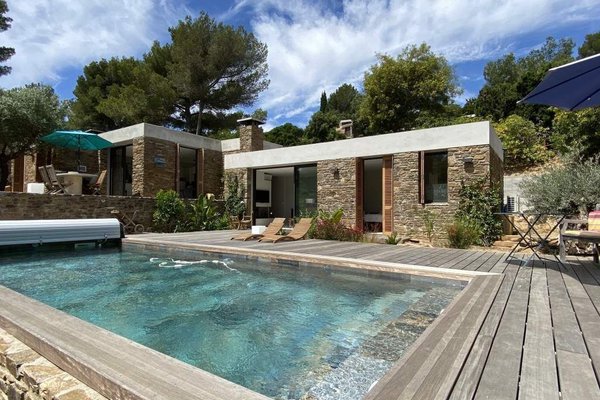 Villa moderne en bord de mer avec piscine dans Domaine privé Gaou Bénat         