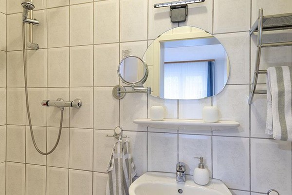 Chambre double avec douche et toilettes, lit supplémentaire - Ferienweingut Monzel