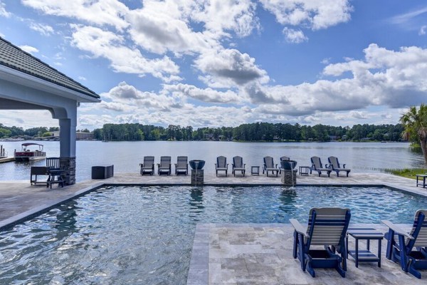 18 SANDALS is a luxurious Lake Murray getaway with optional boat rental
