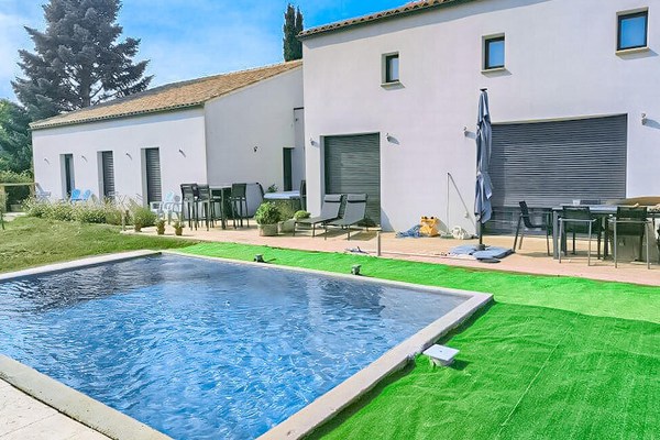 Nice home in Malaucène with WiFi, Outdoor swimming pool and 4 Bedrooms