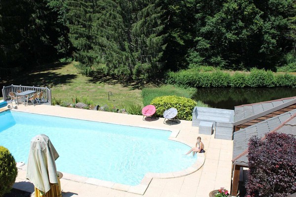 Maison de vacances cosy à Dun-les-Places avec piscine privée