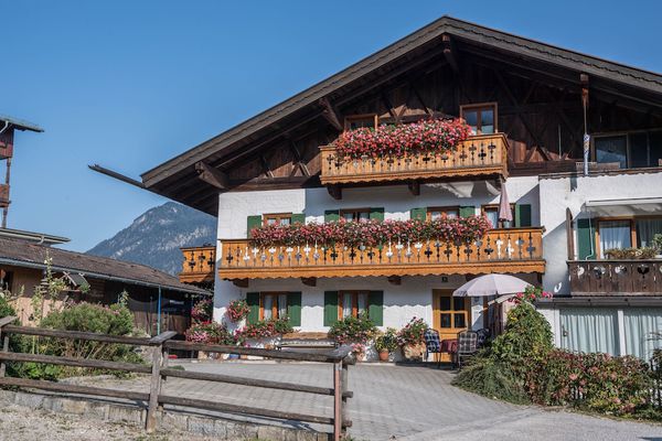 Apartment Zugspitze with Terrace, Mountain view & Wi-Fi, open for home office or business travel