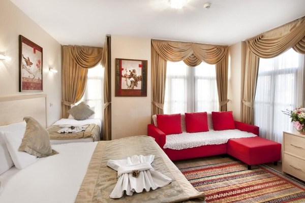 Beautiful family room with buffet breakfast very close to Blue Mosque