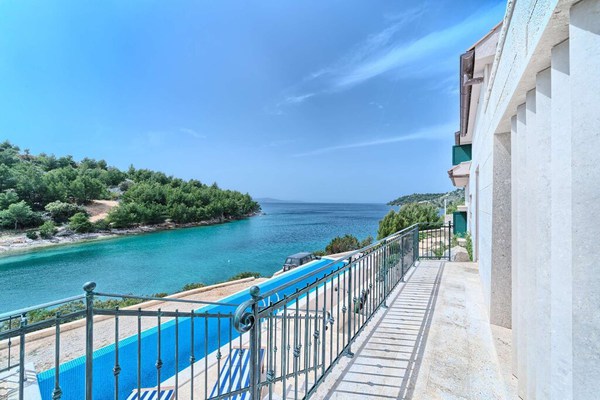 Villa Allure - luxury beachfront villa with 5 bedrooms and a private pool