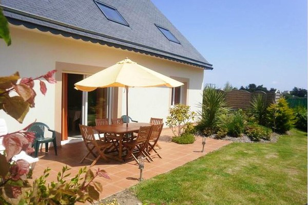 4 bedrooms house at Plougrescant, 400 m away from the beach with sea view, enclosed garden and wifi