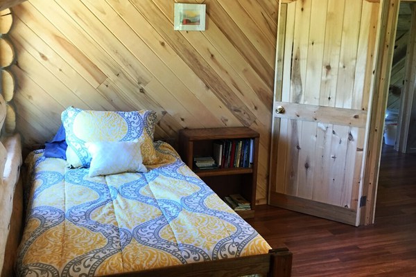 Main Built Log Cabin On River - Trois chambres à coucher, deux Bath Sur Private 6. 5 Acres