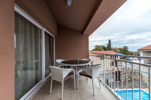 Complexe d'appartements Valtrazza avec piscine commune / Appartement Noa III à Villa Valtrazza avec balcon et vue sur la piscine