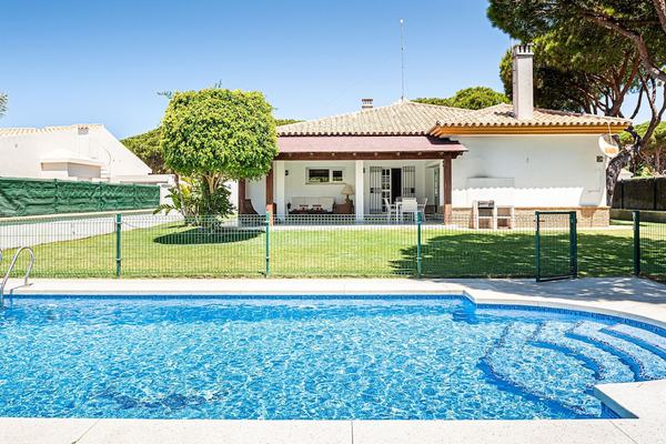 Exclusive villa with garden and pool - Villa con encanto
