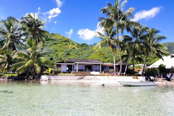Maison exotique au style tropical au bord de l'eau