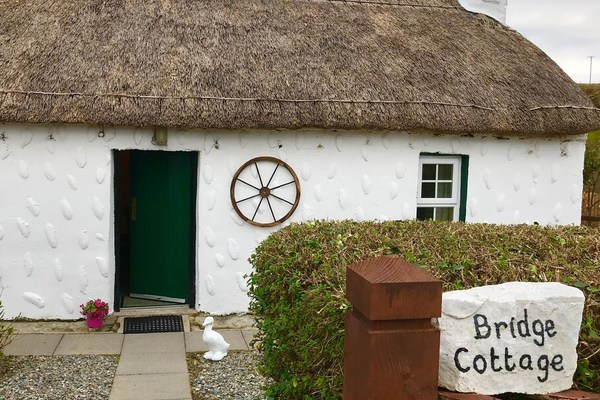 Traditional Thatched Cottage near Mountains and Sea Free WIFI  SAT TV and  Bikes