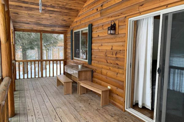 Beautiful log cabin. Private lake access