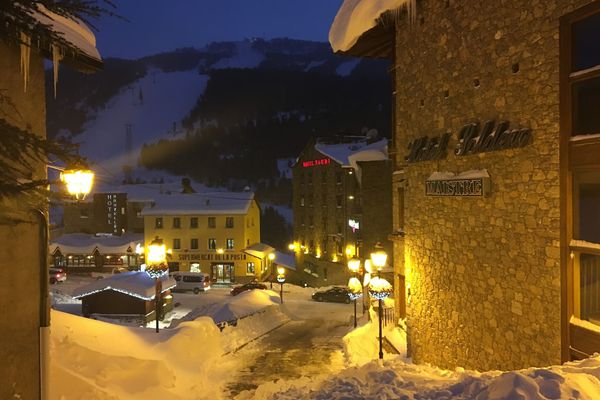 Luxury Soldeu, Ski apartment with free mountain Ski Locker, 5 mins from Gondola
