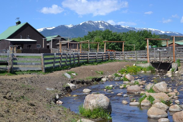 Historique familial ranch de travail avec 12 000 hectares à monter, les poissons et d'explorer