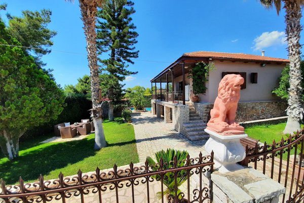 Private Villa with pool near the sea