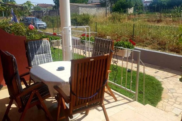 Simple apartment "a3" for 5 guests in Vrvari, close to the beach