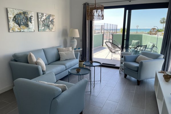FRONTLINE APARTMENT WITH POOL & PARKING AND INCREDIBLE VIEWS ON QUIET BEACH
