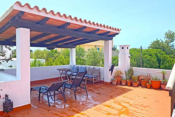 Villa confortable avec belle terrasse sur le toit et vue sur la mer. 4-6 pax.
