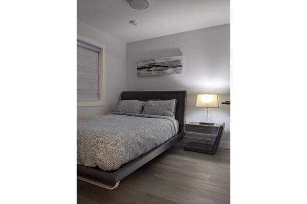 Modern & Comfy 1 bedroom suite w/ priv entrance