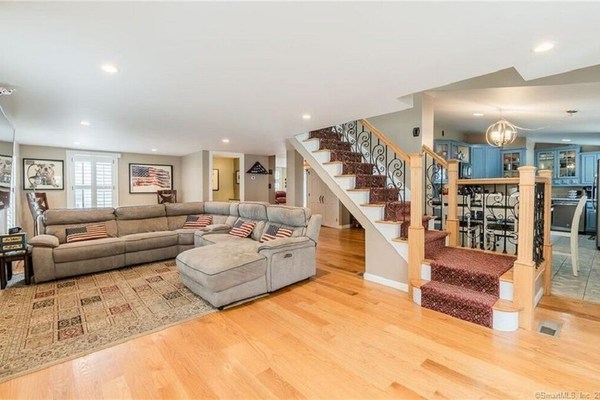 Beautiful, Expansive Apartment in Downtown Mystic CT
