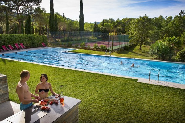 Maison rurale moderne et de luxe à Lagrasse, Languedoc-Roussillon, France  avec piscine communale pour 4 personnes