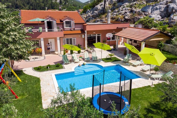 Holiday home Ostojić attractive villa whit private pool near lakes