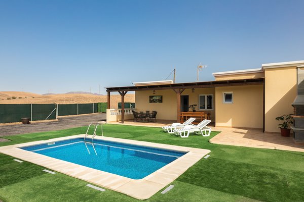 Tranquil Villa Ralue with Pool, Terrace & Garden; Parking Available, Pets Allowed