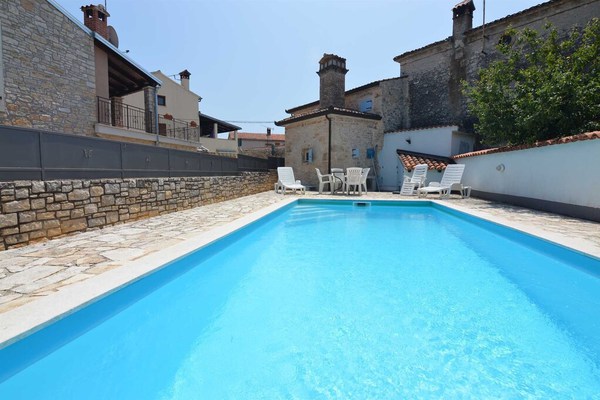 Villa Maralene in Tar, with pool, BBQ and fenced yard, pets welcome!