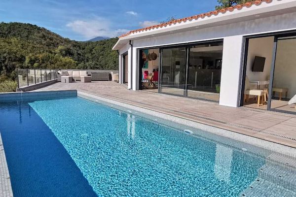 Nouveau : Villa d'architecte avec piscine à débordement, vue hypnotique, Wifi
