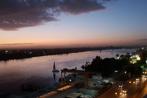 Coucher de soleil charmant, avec vue panoramique sur le Nil et vue sur la pyramide.