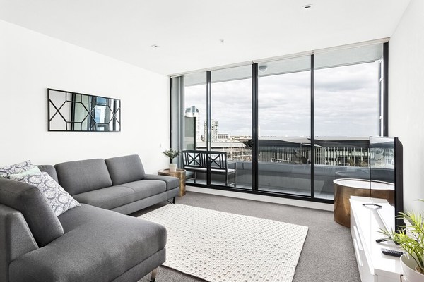 3 Bedroom 2 Bathroom Apartment with River View in Melbourne CBD