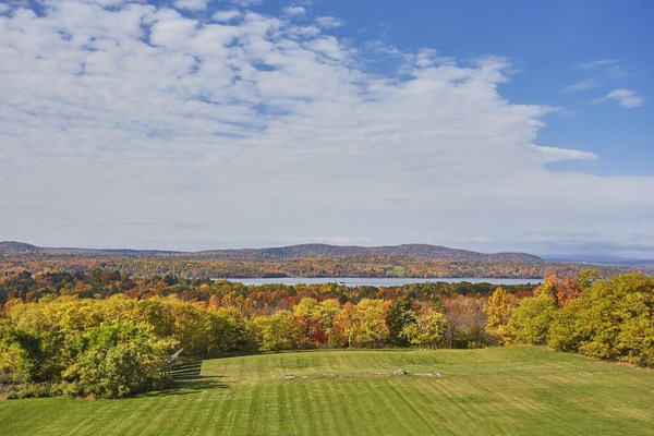 Beautiful villa with amazing views of Hudson River, minutes to Rhinebeck village
