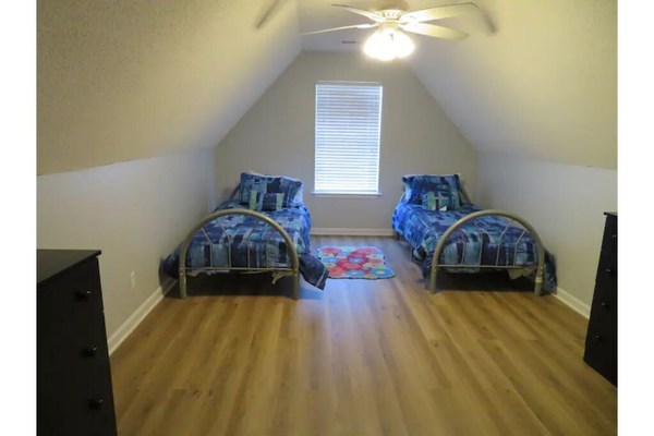 Cheerful 4 Bedroom with indoor fireplce